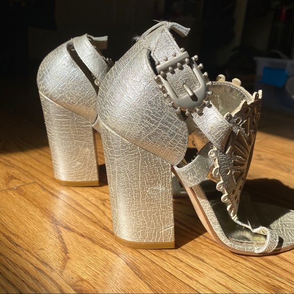 ⚡️Givenchy metallic leather lace heart block heels - Picture 6 of 16